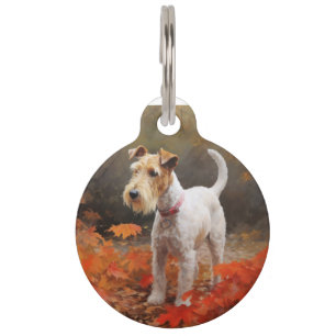 Placa Para Mascotas Terrier Wirefox entre Hojas de Otoño que Caen Insp