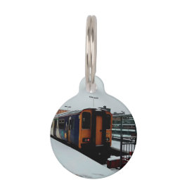 Placa Para Mascotas Tren amarillo y azul en la nieve