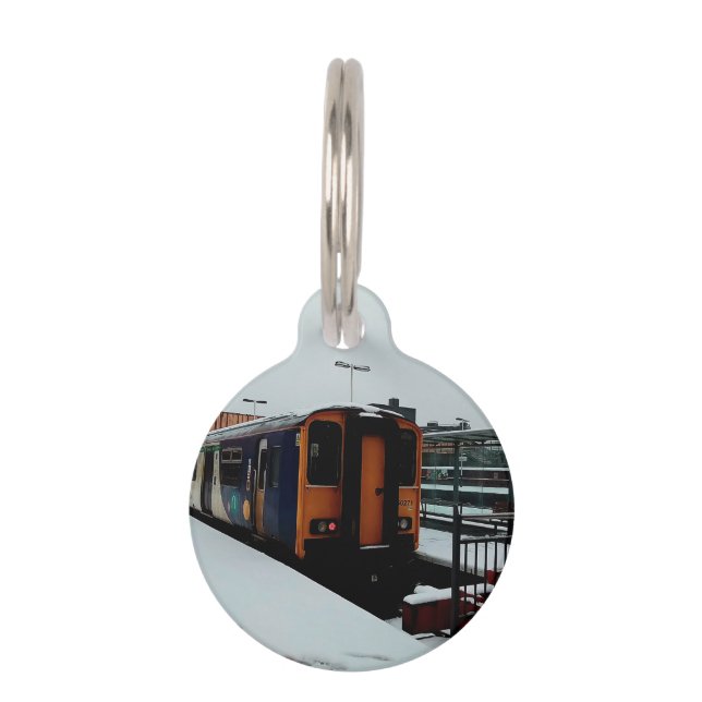 Placa Para Mascotas Tren amarillo y azul en la nieve (Reverso)