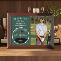 Foto de golfista con hoyo en uno verde
