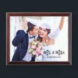 Placa Trofeo Guión de pincel Mr. y Mrs. Boda Photo Plaque<br><div class="desc">Guión de pincel moderno Mr. y Mrs. Boda Photo Plaque</div>