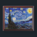 Placa Trofeo Noche estrellada: Saint Remy de Vincent Van Gogh<br><div class="desc">El año es 1889. Vincent Van Gogh es un paciente del asilo de Saint-Paul-de-Mausole en Saint-Rémy-de-Provence, Francia. Está sufriendo una enfermedad mental, y sus médicos le han aconsejado que se quede en casa y evite pintar. Pero Van Gogh no puede resistir el impulso de crear, y pasa sus días pintando...</div>