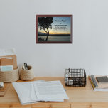 Placa Trofeo Plaque de la Semana de la Oración de la Serenidad<br><div class="desc">Placa de pared de madera que muestra la foto escénica de una puesta de sol pintoresca y nocturna y una silueta de árbol oscuro junto con las palabras inspiradoras de la Oración de la Serenidad. Seleccione su tamaño de placa de pared. ¡Hace un regalo para la familia y los amigos!...</div>