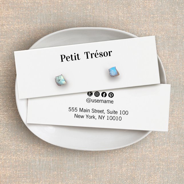 Plain White Stud Earring Display (Subido por el creador)