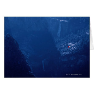 Planeador de caída sobre las montañas