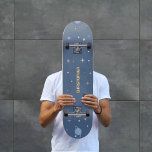 Planetas y cohetes, Skateboard en el espacio exter<br><div class="desc">Un Skateboard con temática espacial con planetas,  estrellas y un autobús espacial de estilo personalizado sobre un fondo azul y un nombre de personalizable. Buena idea de regalo para un niño (o no) que ama las aventuras espaciales!</div>