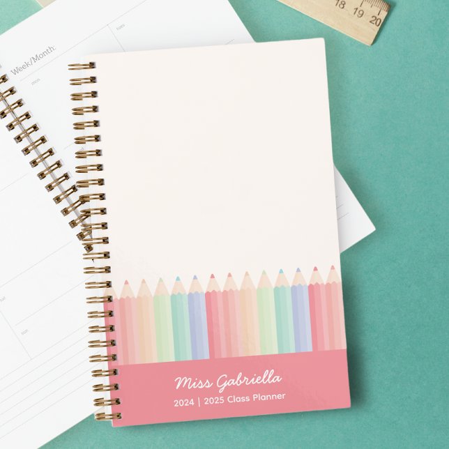 Planificador Anual Personalizado para Profesores C (Cute Teacher yearly class planner, with a rainbow of pencils and a soft red color block to add name.)