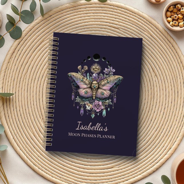 Planificador Celestial Personalizado de Polilla y  (Personalized Celestial Moth & Moon Phases Witchy Planner on a boho table with botanicals)