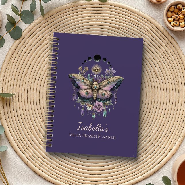 Planificador Celestial Personalizado de Polilla y  (Personalized Celestial Moth & Moon Phases Witchy Planner on a boho kitchen table with botanicals)