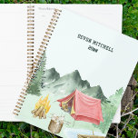 Planificador de acampada a orillas de agua persona<br><div class="desc">Planificador de camping personalizado - perfecto para un camper o excursionista para planificar viajes o para usar en la universidad de la escuela de negocios del hogar, etc. Diseño acuático con acampada junto al lago forestal de montaña que incluye tiendas de campaña, chimeneas y accesorios de camping. La plantilla está...</div>