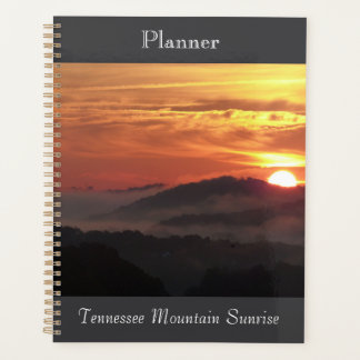 Planificador de amanecer en las montañas de Tennes