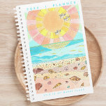 Planificador de Beach Happy Place<br><div class="desc">Aprecie la belleza del arte original y único a medida que planifique sus días, semanas y meses por venir. Manténgase organizado e inspirado y acepte la productividad y la creatividad con nuestro Happy Place Monthly Planner que cuenta con un encantador ilustracion de una playa llena de conchas al amanecer. El...</div>