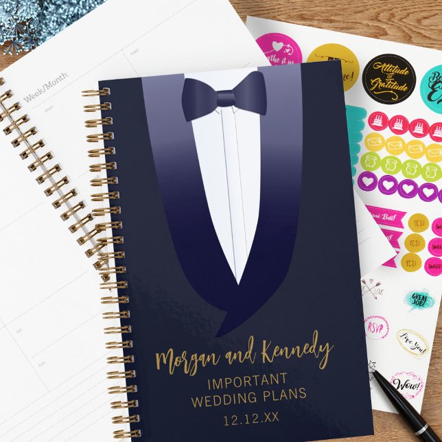 Planificador de boda personalizado para Bridesman (A blue tuxedo wedding planner with space for name and wedding date)