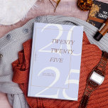 Planificador de calendarios personalizado Cute Pur<br><div class="desc">Este elegante planificador Zazzle 2025 ofrece un ambiente elegante. Con un diseño moderno y minimalista con tonos suaves y tierra y un audaz "2025" en la portada, este planificador es perfecto para realizar un seguimiento de su horario diario, objetivos y eventos importantes. El enlace en espiral elegante asegura un uso...</div>