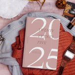 Planificador de calendarios personalizado de color<br><div class="desc">Este elegante planificador Zazzle 2025 ofrece un ambiente elegante. Con un diseño moderno y minimalista con tonos suaves y tierra y un audaz "2025" en la portada, este planificador es perfecto para realizar un seguimiento de su horario diario, objetivos y eventos importantes. El enlace en espiral elegante asegura un uso...</div>