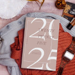 Planificador de calendarios personalizado de color<br><div class="desc">Este elegante planificador Zazzle 2025 ofrece un ambiente elegante. Con un diseño moderno y minimalista con tonos suaves y tierra y un audaz "2025" en la portada, este planificador es perfecto para realizar un seguimiento de su horario diario, objetivos y eventos importantes. El enlace en espiral elegante asegura un uso...</div>