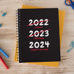 Planificador de Graciosa Positividad 2022<br><div class="desc">Funny planificador 2022 con un elegante fondo negro,  y el humorístico dicho "2020 rudo,  2021 todavía mierda,  2022 dedos cruzados".</div>