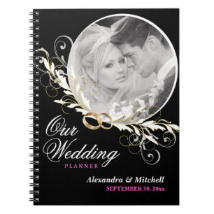 Planificador de la boda con el cuaderno de encargo