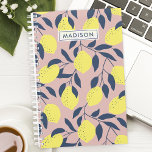 Planificador de limón y hojas personalizado<br><div class="desc">Añada un toque de capricho a su rutina de planificación con este planificador personalizado que presenta un delicioso patrón de limón y hoja en tonos rosa y marina vibrantes. El diseño lúdico desata creatividad, mientras que la opción de nombre de personalizable añade un toque personal. Este planificador es perfecto para...</div>