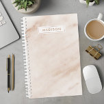 Planificador de Mármol Peach personalizado<br><div class="desc">Aumente su organización con este elegante planificador que exhibe un suave diseño de melocotón y mármol rosa. La opción de nombre de personalizable añade un toque personal, lo que lo convierte en un regalo único y atento. Perfecto para la mujer moderna que aprecia un toque de sofisticación, este planificador ofrece...</div>