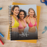Planificador de monograma fotográfico personalizad<br><div class="desc">Moderno planificador 2025 con una foto impresa completa para que cambies a la tuya propia,  un overlay negro en la parte inferior,  tu inicial y nombre.</div>