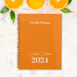 Planificador de negocios mensual naranja<br><div class="desc">Presentamos nuestro Minimalista Planificador Personalizado, una forma elegante y elegante de estar organizado con un toque de personalización y un aspecto profesional de negocios. Este elegante planificador presenta un diseño limpio y sencillo, lo que le permite centrarse en lo que más importa. Personalizar tu planificador con tu nombre, el año...</div>
