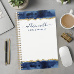 Planificador De Negocios Navy Blue And Gold Waterc<br><div class="desc">Mejora tu estilo profesional con este planificador de negocios de color azul marino y acuarela dorada. Diseñado para mujeres que aprecian la elegancia y la funcionalidad, este planificador combina un diseño de acuarela sofisticado con una organización práctica. Las lujosas obras de arte marinero y dorado le dan un toque refinado...</div>