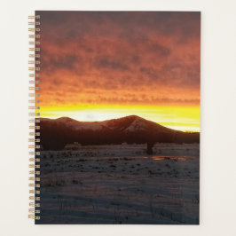 Planificador de nieve al atardecer
