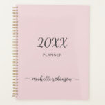Planificador Girly Blush Pink Monogram Nombre Scri<br><div class="desc">Planificador personalizado minimalista simple femenino limpio rosa blush Monograma Nombre Firma Script Personalizado 2023 o cualquier año. Este diseño presenta su primer nombre en una hermosa tipografía de letra manuscrita con cola de cisne (o caligrafía) sobre fondo rosa polvoriento o rosa blush pastel claro. Estos son fáciles de personalizar. Un...</div>