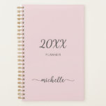 Planificador Minimalista de Monograma de Nombre en<br><div class="desc">Planificador personalizado minimalista femenino simple limpio rosa con monograma nombre firma letra script 2023 o cualquier año. Este diseño presenta su primer nombre en un bonito estilo de letra a mano con fuente de cola swash tipografía de firma (o caligrafía) sobre fondo rosa polvoriento o rosa suave pastel claro. Estos...</div>