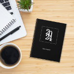 Planificador minimalista simple y elegante en blan<br><div class="desc">La planificadora minimalista simple y elegante en negro y blanco es perfecta para usos cotidianos, trabajadores de oficina, planificadores de eventos o para cualquier profesional, así como para uso personal. Su diseño es elegante, minimalista, simple y moderno, y tiene un aspecto corporativo perfecto. Viene con un año y nombre personalizables,...</div>
