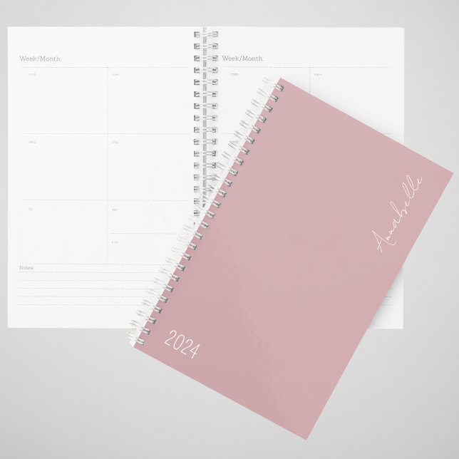 Planificador personalizado Dusky Pink Week & Month (2024 Weekly and Monthly planner. Spiral bound with dusky pink cover. Personalize with name.)