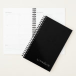 Planificador profesional en blanco y negro<br><div class="desc">El planificador profesional de negocios presenta un diseño mínimo en una paleta de colores en blanco y negro. texto personalizado presentado en el cuadrante inferior, centrado en una fuente elegante de inspiración art deco. Mostrado con "agenda" al frente en la tipografía moderna, este planificador de negocios personalizado está diseñado con...</div>