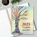 Planificador ruso personalizado<br><div class="desc">Este único Planner cuenta con un colorido árbol de mosaicos sobre un fondo acuarela. Personalizable fácil con tu nombre y año. Utilice la Herramienta de diseño para cambiar el tamaño, estilo o color del texto. Porque creamos nuestra obra de arte no encontrarás esta imagen exacta de otros diseñadores. Original Mosaico...</div>