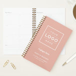 Planificador Semanal de Negocios Rosa Dorado de Ma<br><div class="desc">Un planificador semanal de rosa dorado cálido diseñado para que las empresas lo personalicen con su propio logotipo, nombre del empleado, nombre de la empresa, eslogan, ubicación y sitio web. El tono suave rosado combinado con una colocación de logotipo limpia y elegante con acentos de escritura crea una herramienta organizativa...</div>