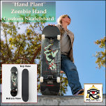 Planta de mano | Zombie Hand | Skateboard Personal<br><div class="desc">Planta de mano | Zombie Hand | Skateboard Personalizado Retire la planta de la mano en esta obra maestra críptica. Titulado: Planta de mano con presentación: Mansión embrujada con alambre de púas y mano zombie lunática. Tipo de cubierta: 7 tablero de patinaje de 3/4" Si estás haciendo muelles en medio...</div>