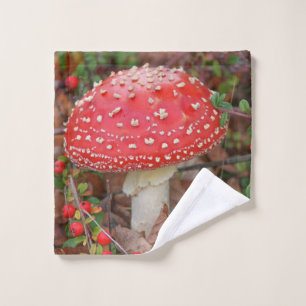 Planta forestal Toadstool rojo Berries Foliage