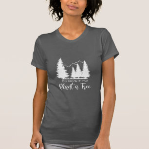 Plantar una camiseta gris de Guay sobre el bosque
