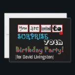 Plantilla 70º de invitación a fiesta de cumpleaños<br><div class="desc">Este diseño con sus escaparates festivos y sus letras atrevidas y coloridas es una manera divertida de invitar a la gente a una celebración de cumpleaños SORPRESA. El texto al final de la invitación es totalmente personalizable - En la parte delantera puedes agregar el año de cumpleaños y el nombre...</div>