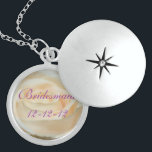 Plantilla de collar de regalo de dama de honor<br><div class="desc">Hermosa rosa blanca y cita boda en un collar de estilo local. Ideal para regalo y para vestir en boda. Encontrará elementos bodas coincidentes.</div>