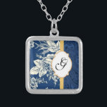 Plantilla de collar monogramado de damasco azul<br><div class="desc">Un regalo maravilloso para las mujeres y chicas. Buen regalo de dama de honor también.</div>