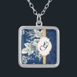 Plantilla de collar monogramado de damasco azul<br><div class="desc">Un regalo maravilloso para las mujeres y chicas. Buen regalo de dama de honor también.</div>