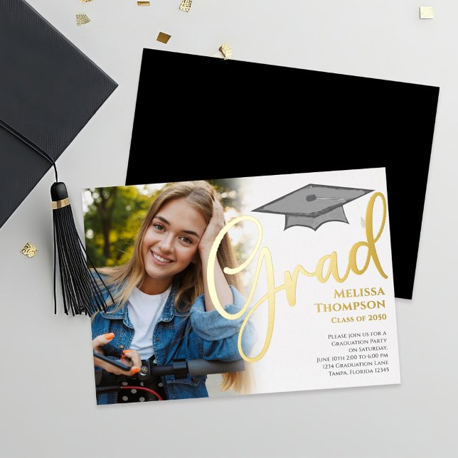 Plantilla de foto de graduación con guion clásico  (Gold foil graduation photo invitation announcement. )