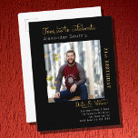 Plantilla de fotografía Cumpleaños de Oro Negro<br><div class="desc">Convierte tu ocasión especial en un evento magnífico y sofisticado con esta moda y elegante postal de invitación a cumpleaños con foto de oro negro. Con un tipo de letra de guión dorado y una impresionante plantilla fotográfica, este diseño es perfecto para cualquier hito o edad. El estilo de las...</div>