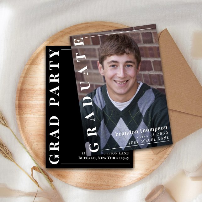 Plantilla de fotografía de graduación moderna en b (Simple black and white graduation photo announcement.)