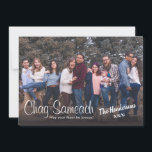 Plantilla de fotografía divertida tarjeta de vacac<br><div class="desc">¡Qué manera tan divertida de saludar a tu familia y amigos! Envíenles una tarjeta de saludo personalizada con su propia foto. Carga fácilmente tu propia foto y cambia el nombre de la familia a la tuya propia. En la parte posterior de la tarjeta, puede escribir su propio mensaje de fiesta...</div>
