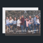 Plantilla de fotografía divertida tarjeta de vacac<br><div class="desc">¡Qué manera tan divertida de saludar a tu familia y amigos! Envíenles una tarjeta de saludo personalizada con su propia foto. Carga fácilmente tu propia foto y cambia el nombre de la familia a la tuya propia. En la parte posterior de la tarjeta, puede escribir su propio mensaje de fiesta...</div>