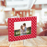 Plantilla de fotos de Keepsake<br><div class="desc">Hice un diseño simple y moderno para un boda. Un fondo rojo con corazones blancos rodeando una plantilla de fotos para la foto del novio y la novia. El verso de la biblia del 1 de Juan 3:23, "se aman unos a otros", está al frente de la foto. Esto haría...</div>