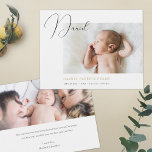 Plantilla de tarjeta de anuncio de foto de Moda si<br><div class="desc">En el frente, esta plantilla de anuncios de fotos de diseño sencillo y moderno muestra el nombre de su bebé con detalles debajo de la foto junto con el nombre de su bebé en un cálido y expresivo guión de escritura a mano cerca de la parte superior de la tarjeta...</div>