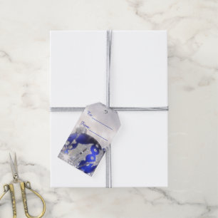 Plata y etiqueta azul del regalo de las Felices